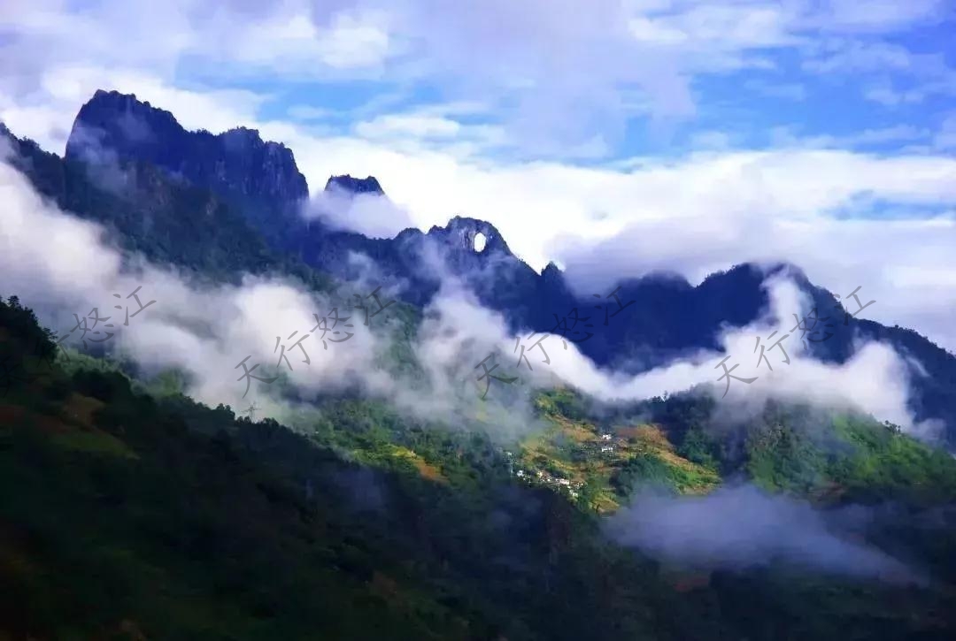 “怒江美麗公路”領(lǐng)略絕美風(fēng)景 “車(chē)在路上走，人在畫(huà)里行”